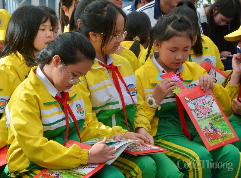 Buổi triển lãm có sự tham dự của đồng đảo các em học sinh tiểu học. Ảnh: Minh An