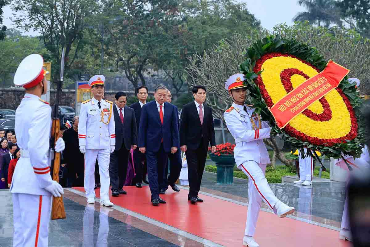 Đoàn đại biểu lãnh đạo, nguyên lãnh đạo Đảng, Nhà nước đặt vòng hoa tưởng niệm các Anh hùng Liệt sĩ tại Đài tưởng niệm các Anh hùng Liệt sĩ, đường Bắc Sơn, Hà Nội.