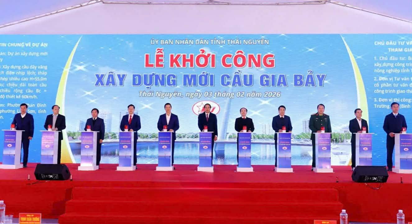 Các đại biểu dự Lễ khởi công dự án xây cầu Gia Bảy. Ảnh: Thái Nguyên GOP