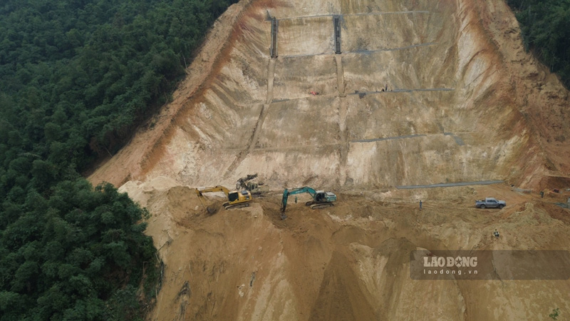 Khu vực có nguy cơ sạt lở cao đang được xử lý, đánh giật 13 cấp taluy dương. Ảnh: Đinh Đại