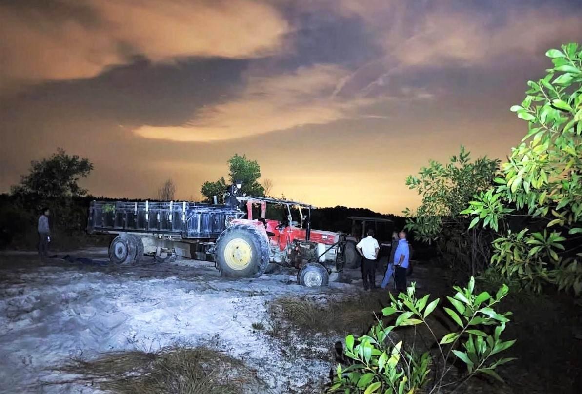 Xe máy cày kéo rơ-moóc do các đối tượng sử dụng để khai thác, vận chuyển cát lậu. Ảnh: Quang Nhân