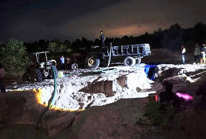 Bắt quả tang nhóm đối tượng khai thác cát lậu trong đêm