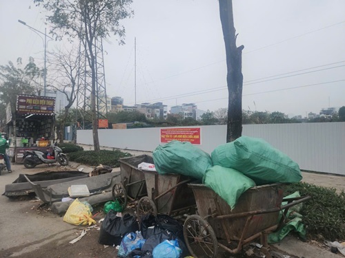 Xe rác án ngữ dưới lòng đường Phạm Tu. Ảnh: Minh Hạnh