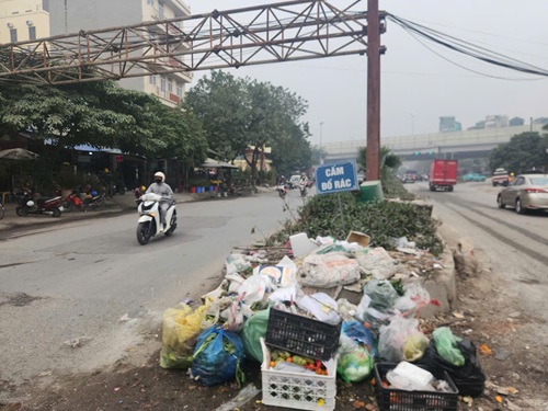 Những điểm cấm đổ rác vẫn chất đầy rác thải. Ảnh: Đặng Tiến