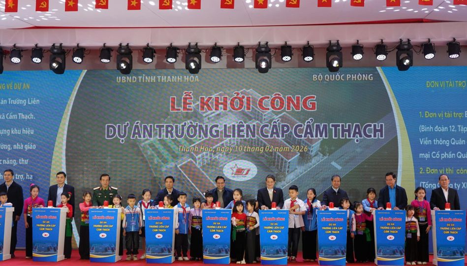 Thủ tướng Chính phủ Phạm Minh Chính cùng các đồng chí lãnh đạo và các em học sinh trong lễ khởi công Trường Tiểu học Cẩm Thạch. Ảnh: Quách Du