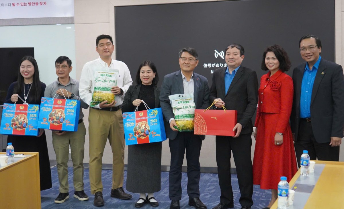 LĐLĐ TP Hải Phòng tặng quà lãnh đạo Công ty TNHH LG Electronics Việt Nam. Ảnh: Mai Dung