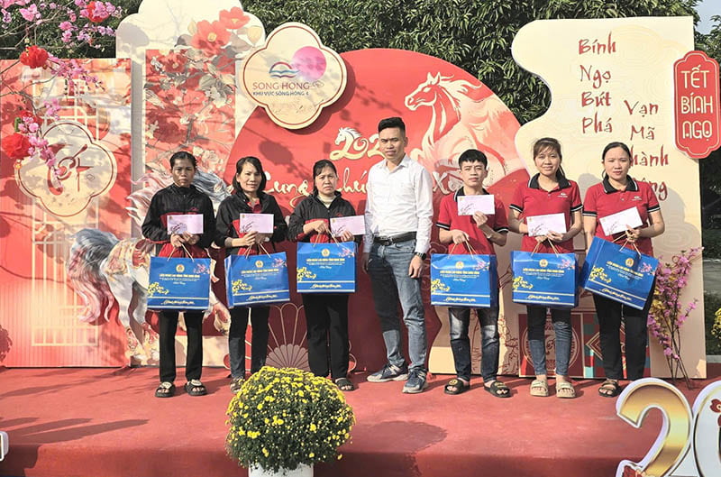 Thêm quà từ Công đoàn, thêm niềm vui cho người lao động có hoàn cảnh khó khăn tại công ty. Ảnh: Minh Hương.