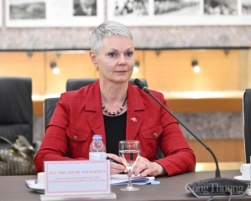 Bà Hilde Solbakken - Đại sứ Na Uy tại Việt Nam cùng tham dự buổi làm việc.