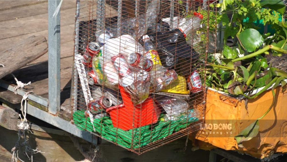 Hộ dân sống trên bè có biện pháp bỏ rác phù hợp. Ảnh chụp vào năm 2024. Ảnh: Nhóm PV.