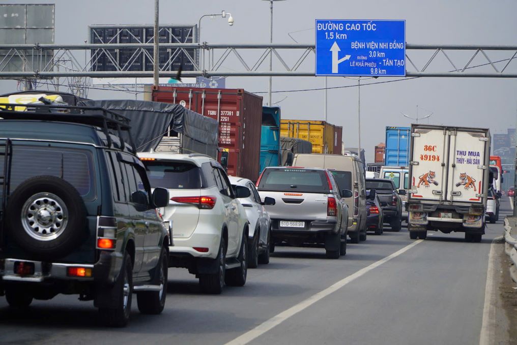 Khu vực nút giao dẫn vào cao tốc quá tải do lưu lượng phương tiện tăng đột biến.