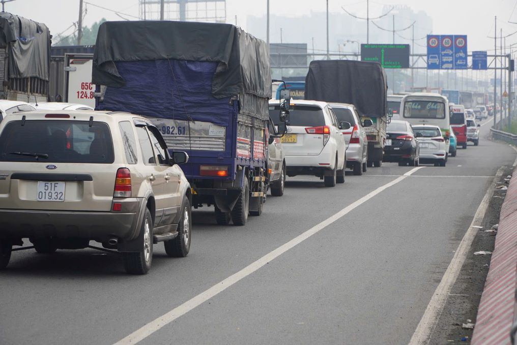 Dòng xe nối đuôi kéo dài nhiều km tại đường dẫn cao tốc TPHCM - Trung Lương sáng 12.2.