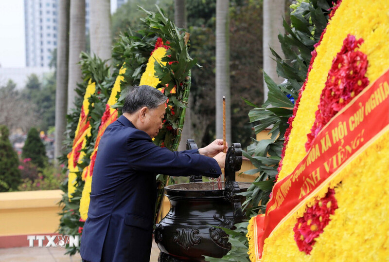 Tổng Bí thư Tô Lâm dâng hương tưởng niệm các vị tiền bối cách mạng và anh hùng, liệt sỹ tại Nghĩa trang Mai Dịch, Hà Nội. Ảnh: Văn Điệp/TTXVN