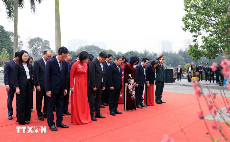 Đoàn đại biểu Thành ủy, Hội đồng Nhân dân, Ủy ban Nhân dân, Ủy ban Mặt trận Tổ quốc Việt Nam thành phố Hà Nội đặt vòng hoa, dâng hương tưởng nhớ các vị tiền bối cách mạng và anh hùng, liệt sỹ tại Nghĩa trang Mai Dịch. Ảnh: Văn Điệp/TTXVN