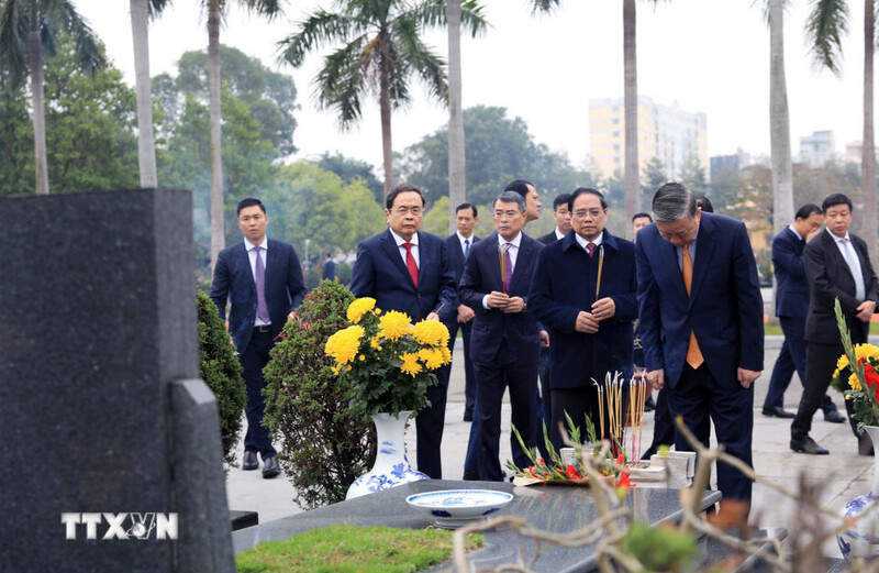 Tổng Bí thư Tô Lâm dâng hương tưởng niệm các vị tiền bối cách mạng và các anh hùng, liệt sỹ tại Nghĩa trang Mai Dịch, Hà Nội. Ảnh: Văn Điệp/TTXVN