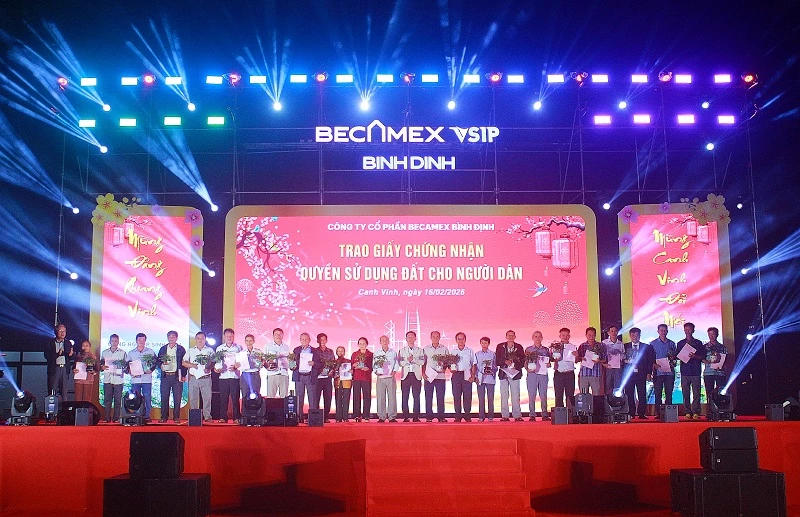 những cuốn sổ đỏ được trao tận tay người dân không chỉ mang ý nghĩa pháp lý, mà còn là biểu tượng của sự cam kết và trách nhiệm. những cuốn sổ đỏ được trao tận tay người dân không chỉ mang ý nghĩa pháp lý, mà còn là biểu tượng của sự cam kết và trách nhiệm.