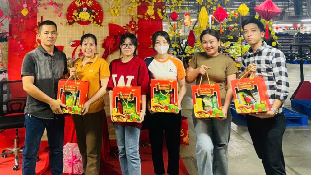 Người lao động Công ty nhận quà Tết. Ảnh: CĐCS Công ty