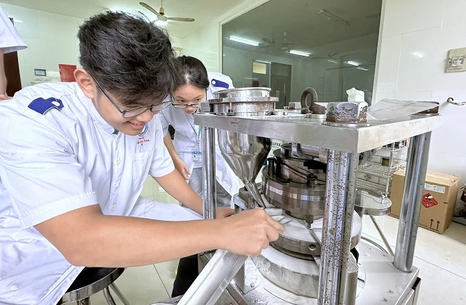 Sinh viên tập trung nghiên cứu sản phẩm. Sinh viên tập trung nghiên cứu sản phẩm.