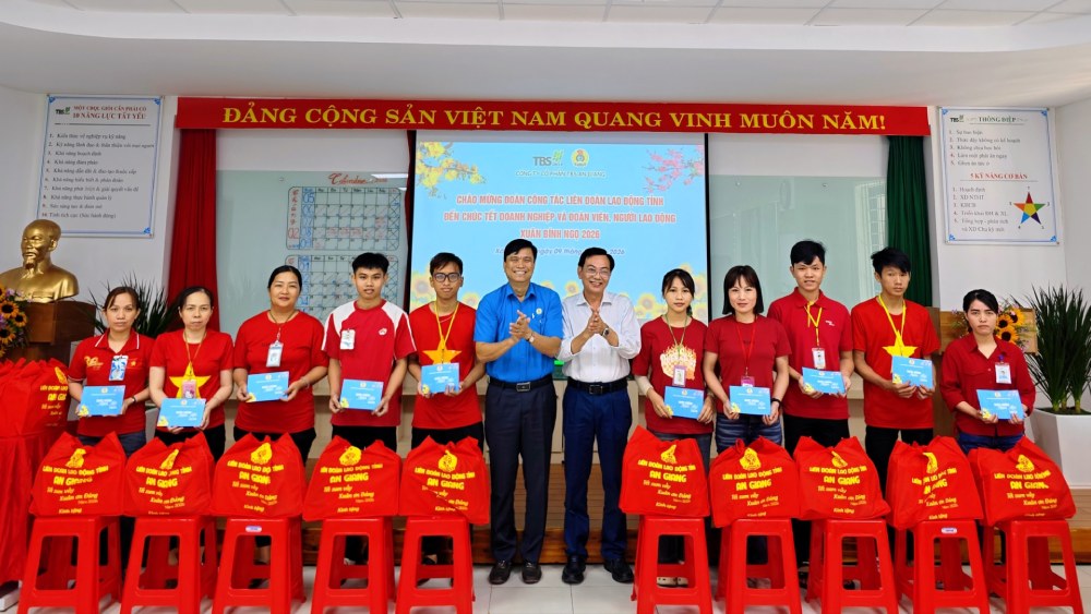 Liên đoàn Lao động tỉnh An Giang thăm hỏi, chúc Tết, tặng quà cho đoàn viên, người lao động Công ty TBS An Giang. Ảnh: CĐCS Công ty