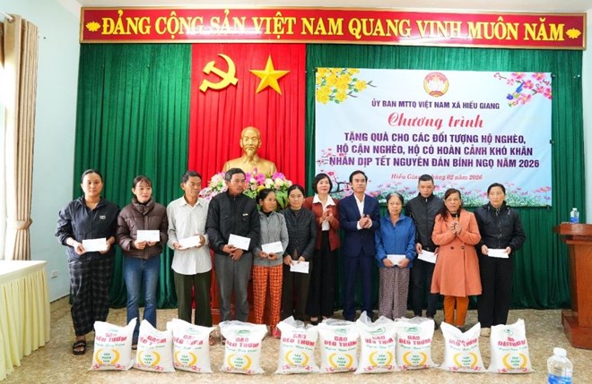 Người lao động chung tay chăm lo gia đình chính sách dịp Tết