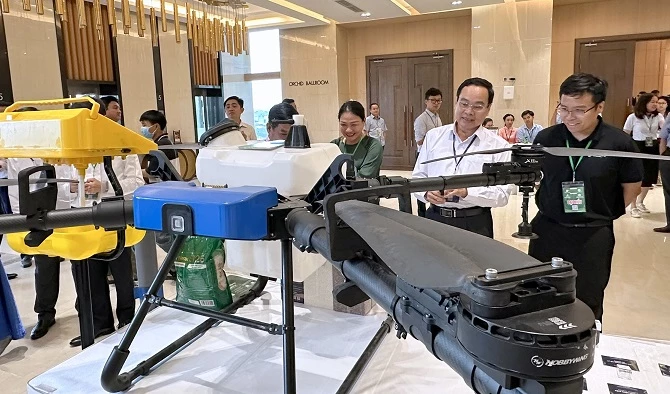 Phát triển nguồn nhân lực chất lượng cao được xem là yếu tố quyết định năng lực cạnh tranh. Phát triển nguồn nhân lực chất lượng cao được xem là yếu tố quyết định năng lực cạnh tranh.