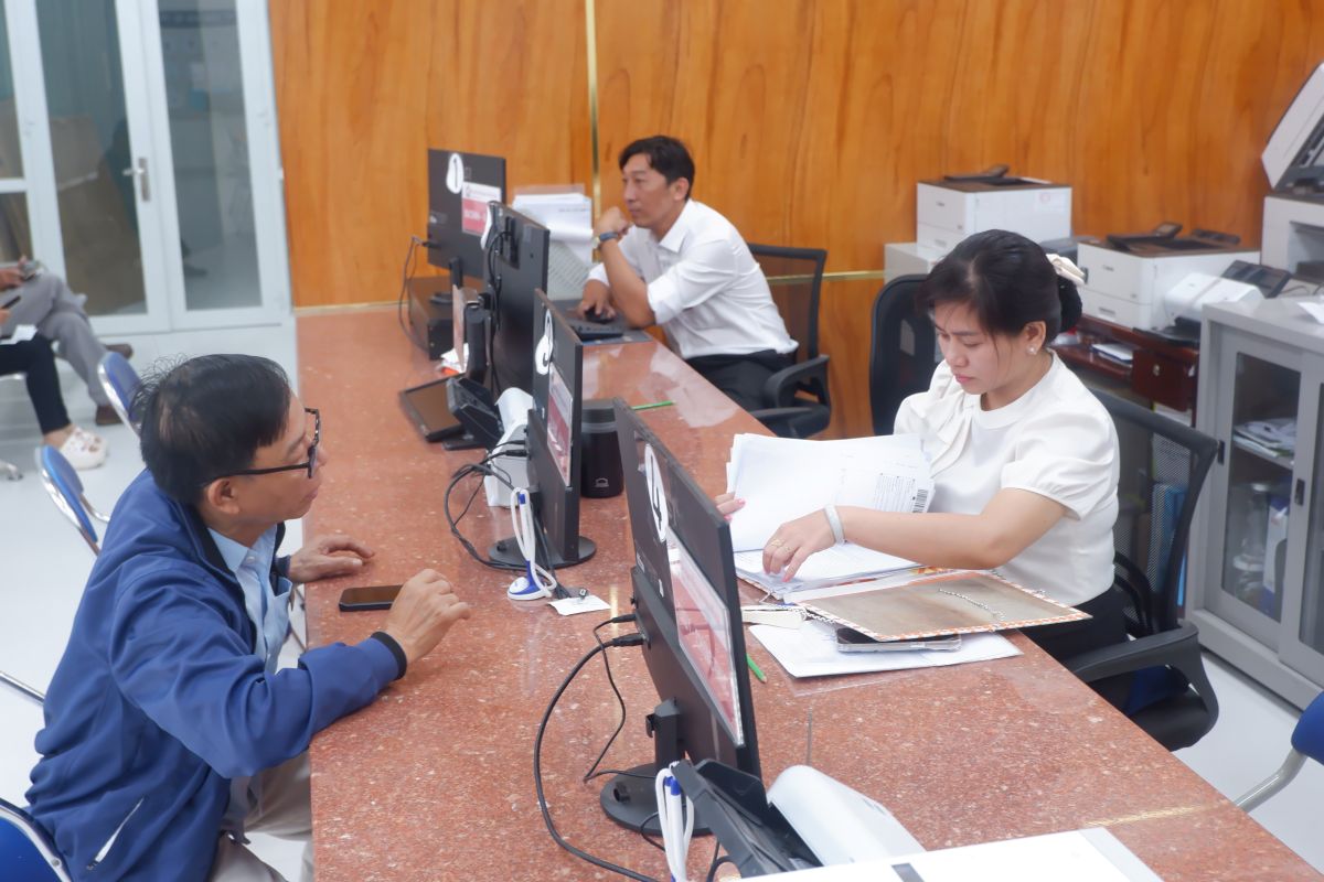 Người dân đến làm thủ tục tại khu vực sao y - chứng thức diễn ra nhộn nhịp. Ảnh: Minh Tâm