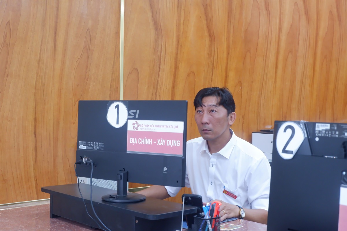 Anh Nguyễn Hoàng Chương, chuyên viên của Trung tâm Phục vụ hành chính công phường Tân Sơn Nhất đang làm việc. Ảnh: Minh Tâm