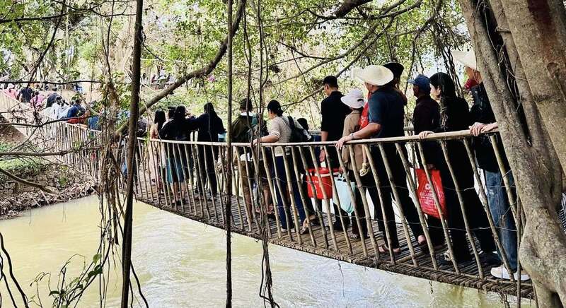 Khách du lịch trải nghiệm tại Trung tâm Du lịch Cầu treo Buôn Đôn. Ảnh: Công Lý