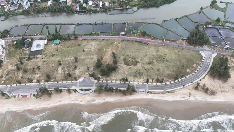 Bãi biển Mỹ Khê nhìn từ trên cao, nơi sẽ có phố đi bộ mới nhất của Quảng Ngãi. Ảnh: Nguyễn Dương