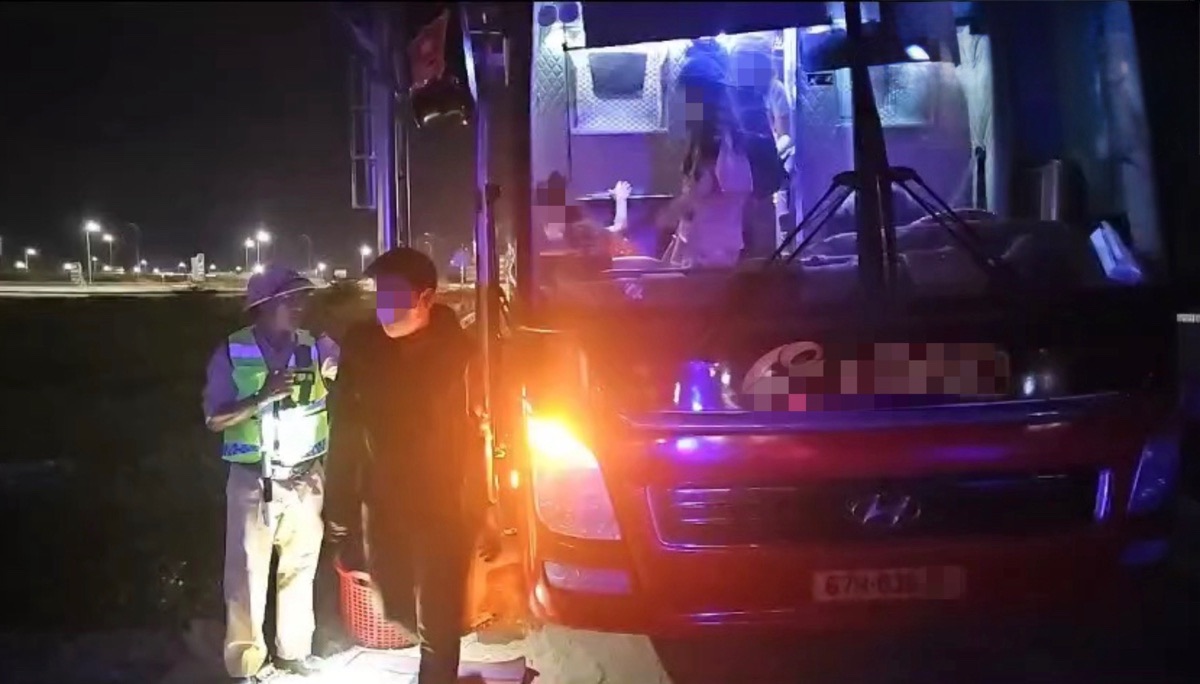 Cảnh sát Giao thông kiểm đếm số hành khách trên xe. Ảnh: Phạm Duy