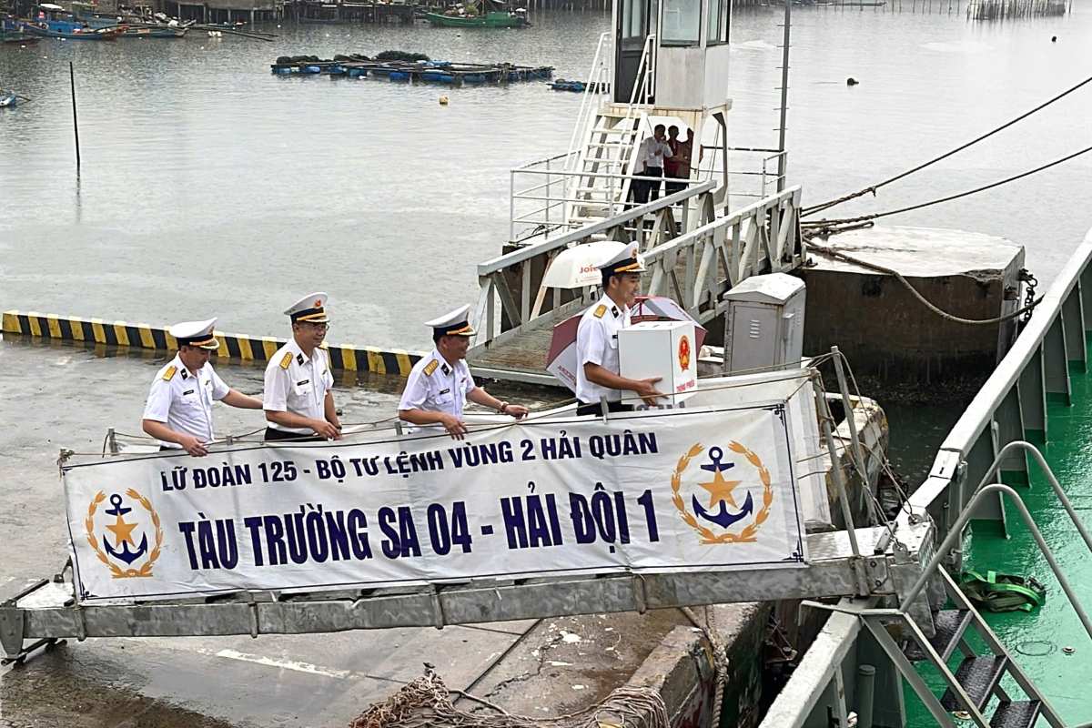 Tiễn đoàn công tác theo tàu Trường Sa 04 thực hiện nhiệm vụ bầu cử sớm trên biển. Ảnh: Nam Thắng