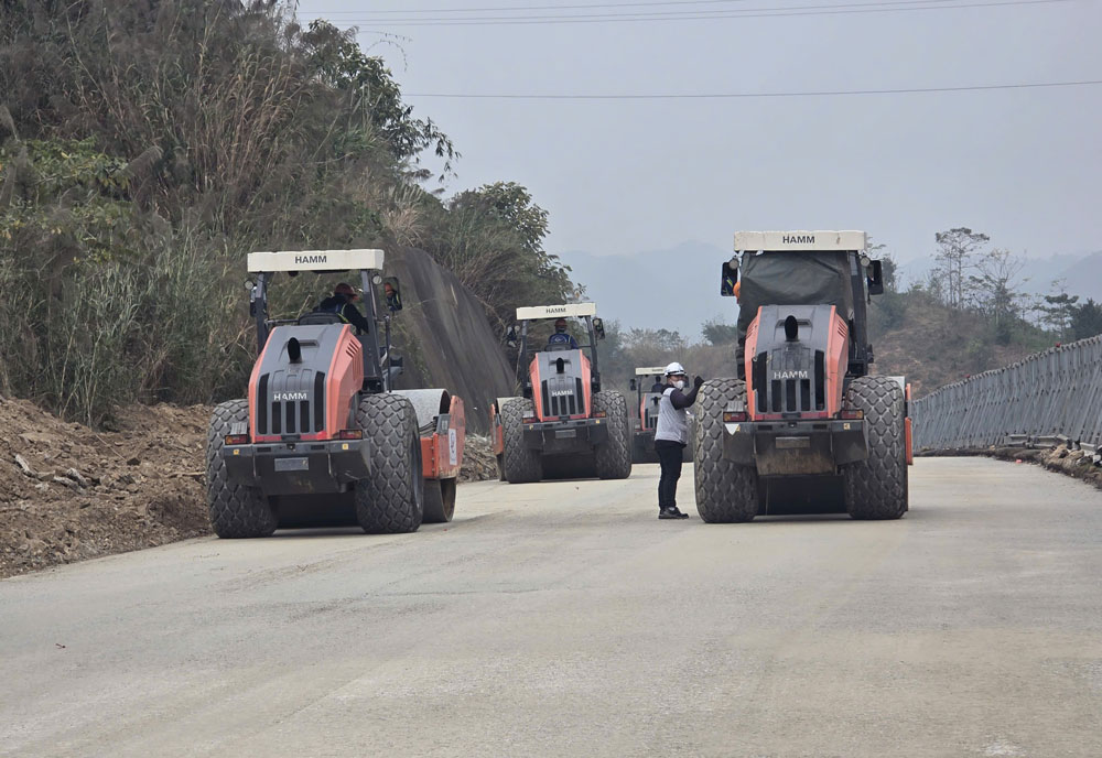 Sau kỳ nghỉ tết Nguyên đán các công nhân kỹ sư đã trở lại công trường dự án mở rộng cao tốc Nội Bài - Lào Cai.