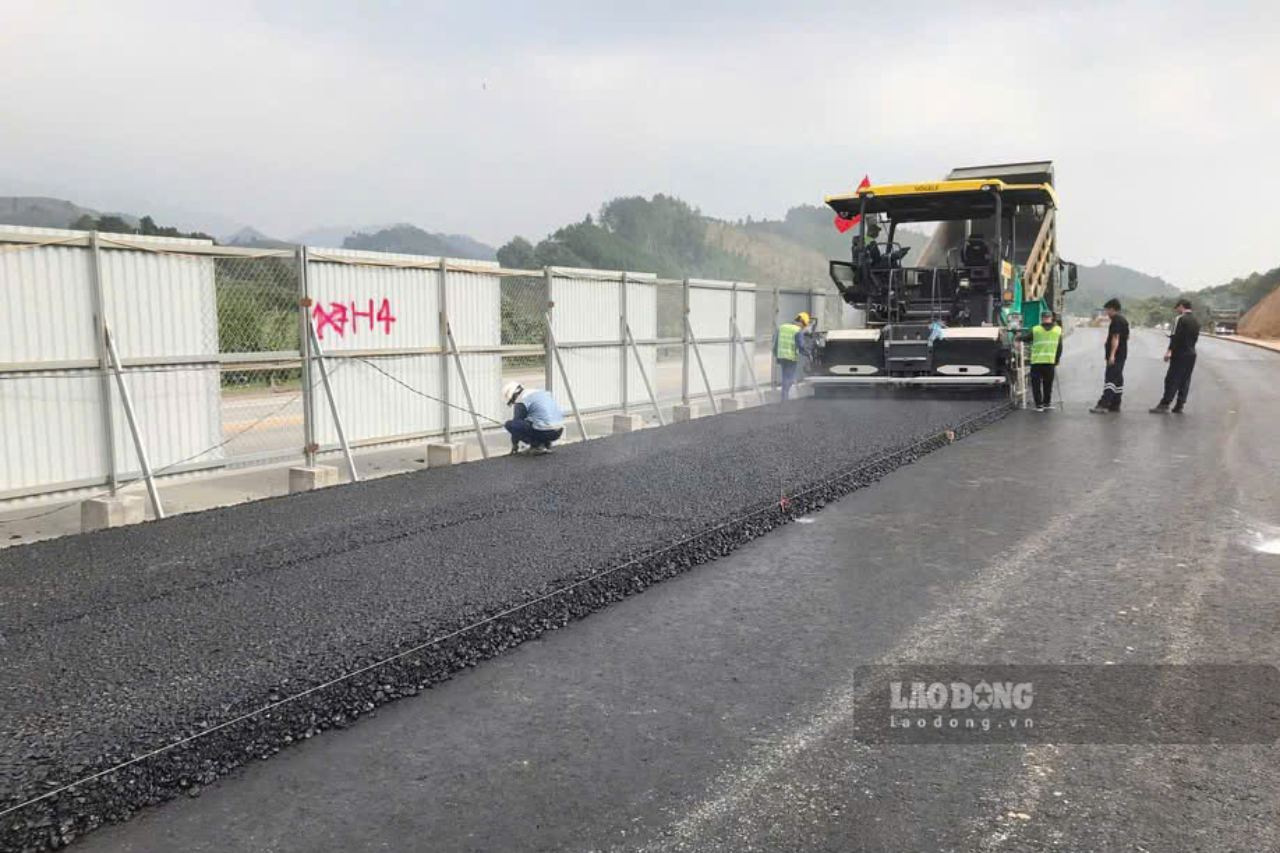 trên nhiều đoạn đã bắt đầu thảm lớp bê tông nhựa