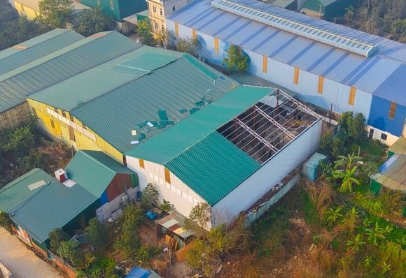 Trưởng thôn phối hợp với công an xã xử lý công trình trái phép trên đất nông nghiệp