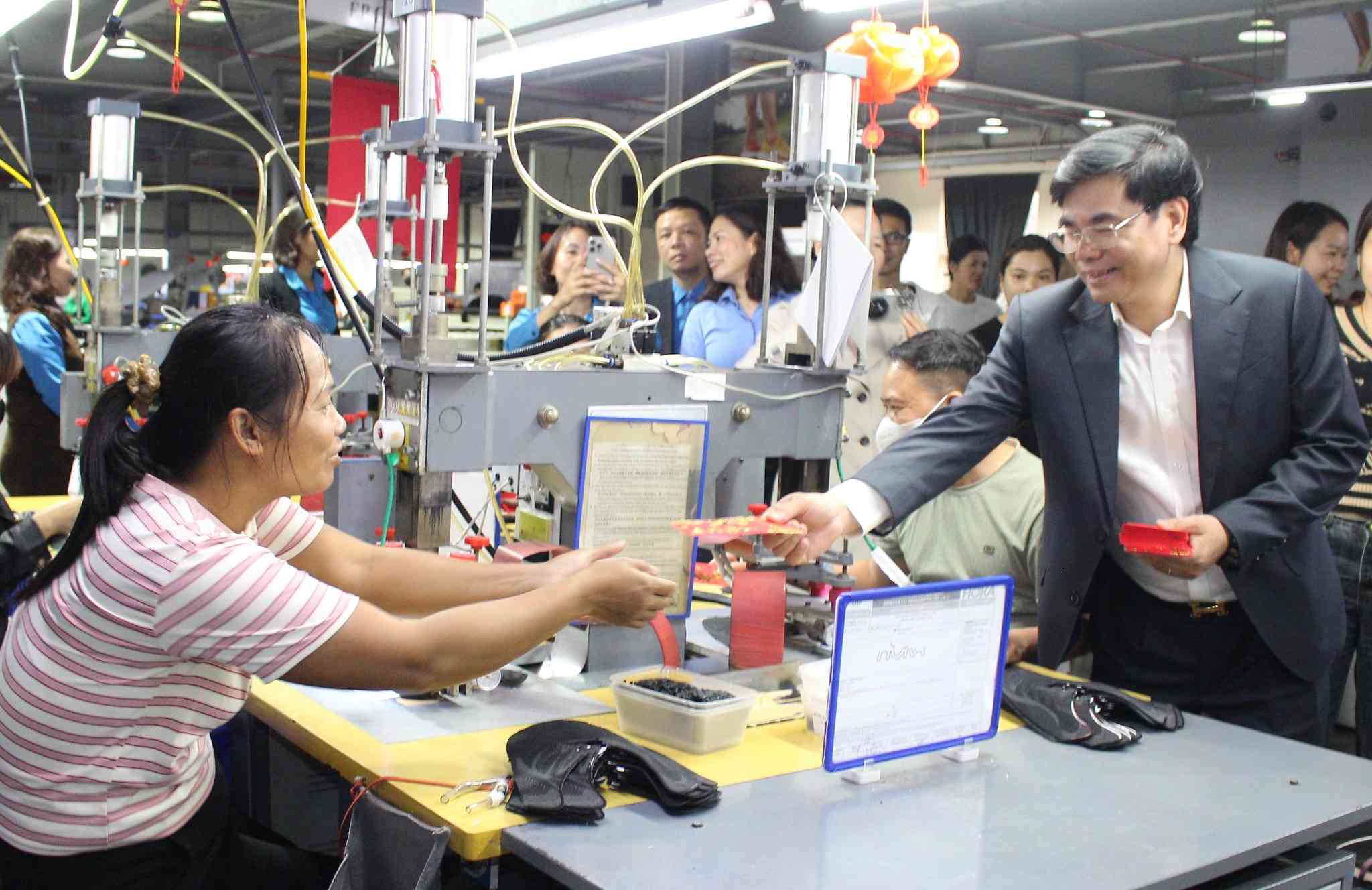 Chủ tịch LĐLĐ tỉnh Ninh Bình Nguyễn Hải Long động viên và lì xì cho CNLĐ tại Công ty TNHH Victory Sporting Goods Việt Nam. Ảnh: Diệu Anh