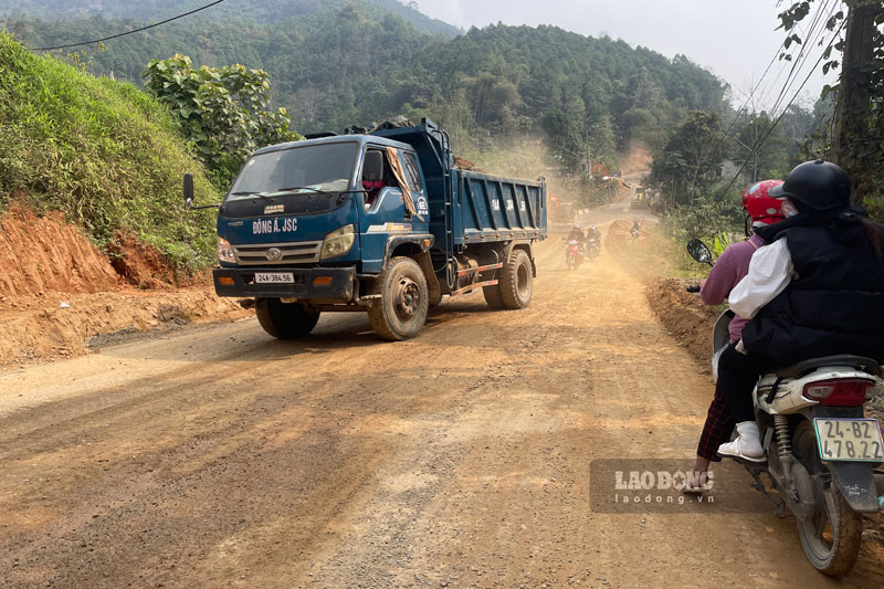 Người dân đi lại khó khăn vì đường thi công ì ạch. Ảnh: Đinh Đại