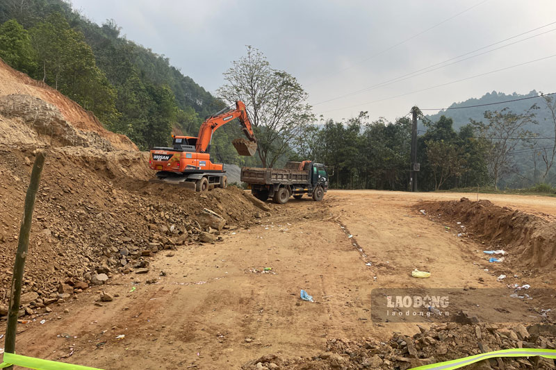 Việc thi công diễn ra cầm chừng. Ảnh: Đinh Đại