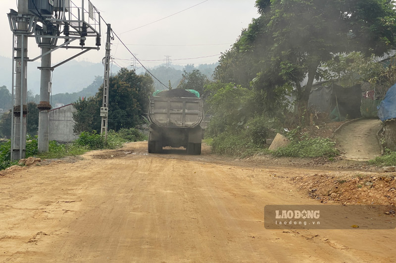 Xe tải chở nhựa để thảm đường. Ảnh: Đinh Đại