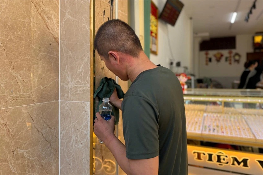 Nam thanh niên liên quan vụ tạt sơn được yêu cầu khôi phục lại hiện trạng cửa cuốn. Ảnh: Công an phường Tân Hưng