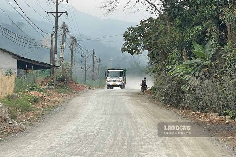 Đường thi công chưa xong khiến mỗi lần các phương tiện lớn di chuyển là bụi bay mù mịt. Ảnh: Đinh Đại