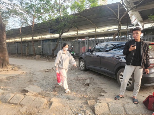 Vỉa hè đường Nguyễn Hoàng cạnh Bến xe Mỹ Đình phường Từ Liêm. Ảnh: Minh Hạnh