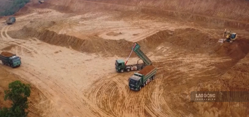 Loạt máy móc hoạt động liên tục để chở đất thi công dự án. Ảnh: Đinh Đại