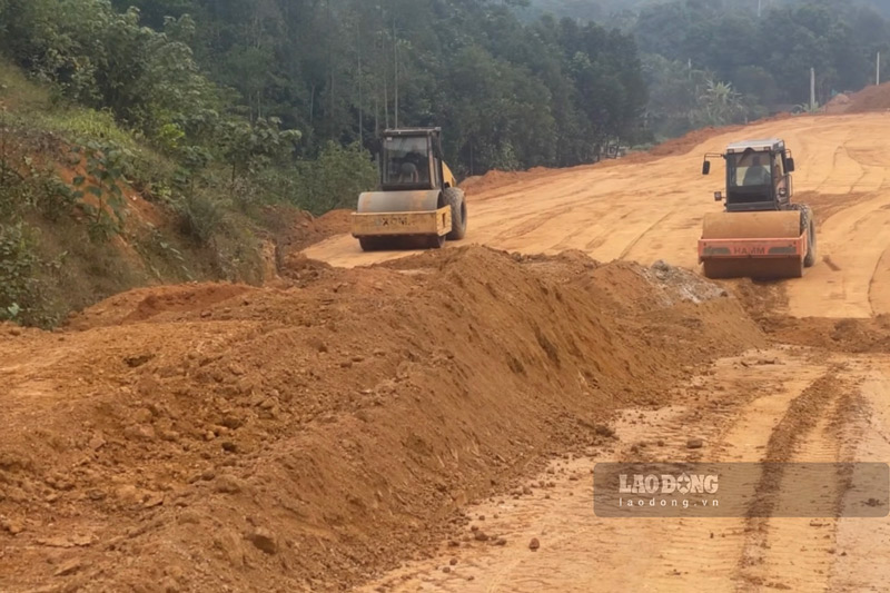 Công tác lu nền được triển khai đồng bộ. Ảnh: Đinh Đại