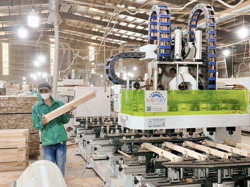 Nhiều ngành sản xuất, chế biến có xu hướng đòi hỏi người lao động phải có tay nghề, kỹ năng vận hành máy móc.