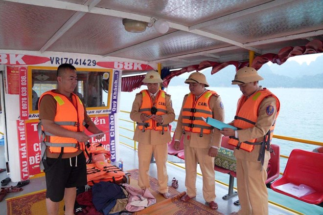 Hàng loạt tàu thuyền trên lòng hồ Hòa Bình bị kiểm tra, xử phạt