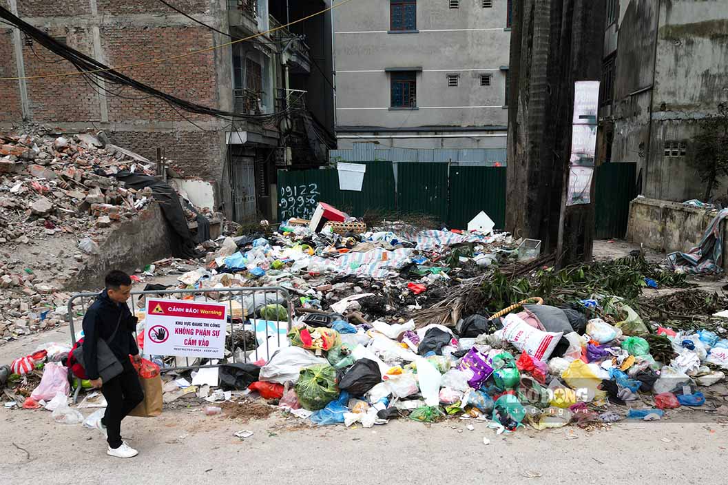 Theo phản ánh, rác thải bị đổ trộm chủ yếu là túi nilon, hộp xốp, thực phẩm thừa, thậm chí cả đồ gia dụng cũ. Tại một số vị trí, rác chất thành đống kéo dài hàng chục mét, bốc mùi hôi thối, thu hút ruồi muỗi dày đặc, ảnh hưởng trực tiếp đến sinh hoạt và hoạt động kinh doanh của người dân.