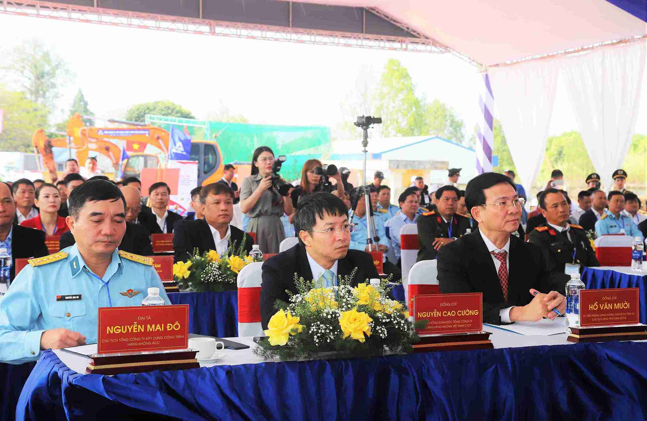 Ông Hồ Văn Mười, Chủ tịch UBND tỉnh Lâm Đồng cùng các đại biểu dự lễ khởi công. Ảnh: Phúc Khánh