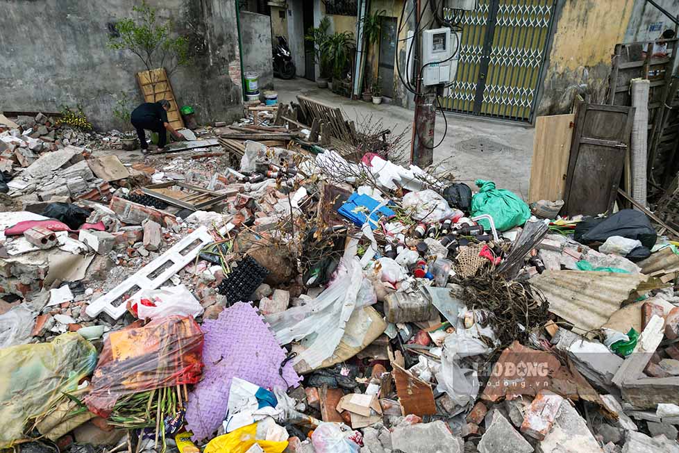 Ghi nhận thực tế cho thấy nhiều khu đất sau giải tỏa còn trống, ít người qua lại, tạo điều kiện để các đối tượng lợi dụng đổ trộm rác, nhất là vào thời điểm sáng sớm hoặc đêm muộn.