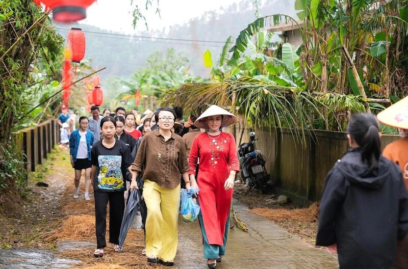 Người dân trong xã và các xã lân cận đi tham quan, mua sắm và chụp ảnh tại chợ quê do xã Thần Lĩnh tổ chức. Ảnh: ĐVCC