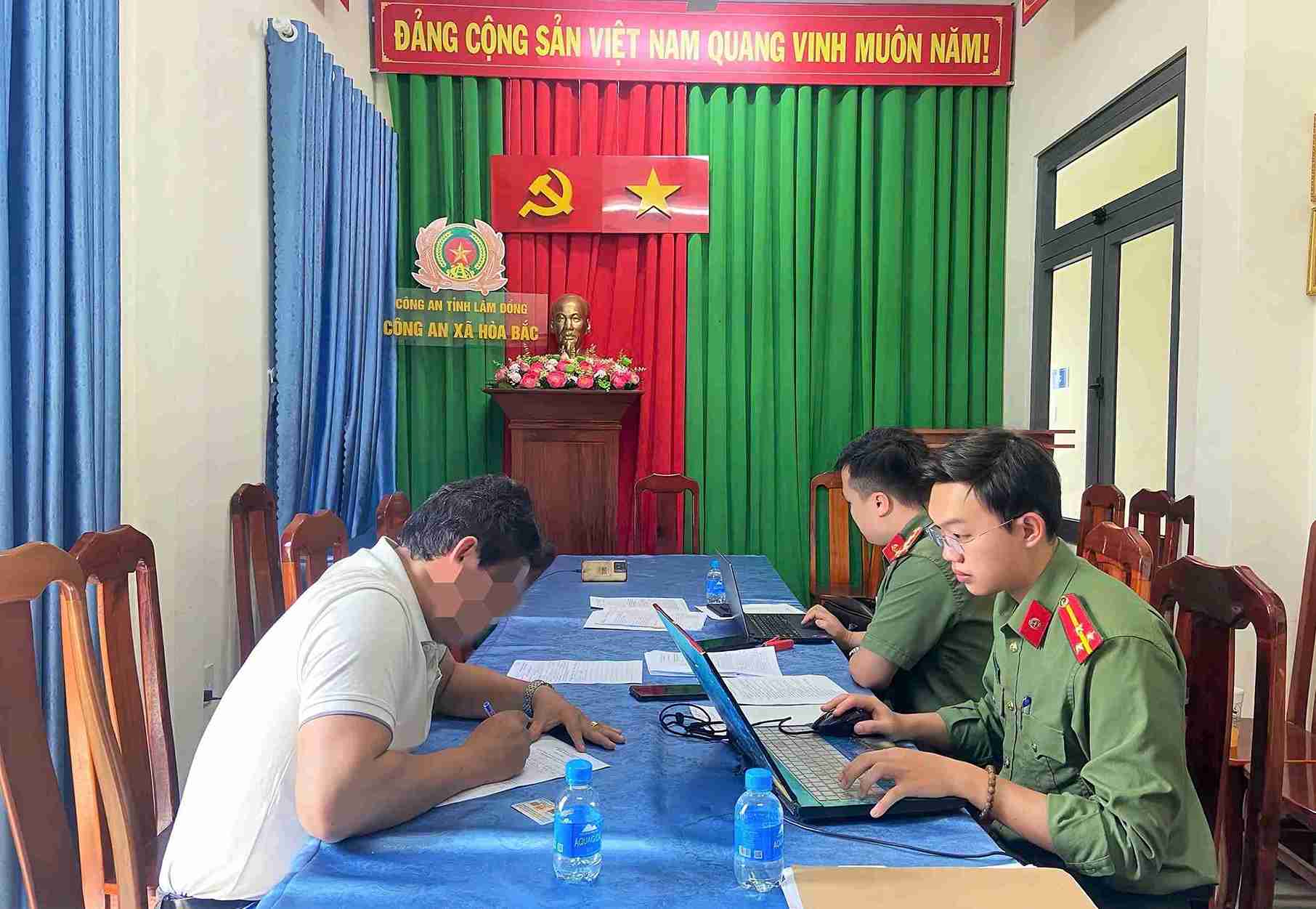 Cơ quan công an làm việc với ông N.L. để củng cố hồ sơ, xử lý nghiêm vi phạm. Ảnh: Công an cung cấp