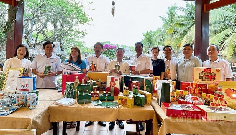 Sở Công TP. Cần Thơ chụp hình lưu niệm cùng các doanh nghiệp tại buổi làm việc